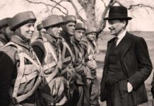 Clement Attlee visita a las tropas de la 1.ª Brigada Paracaidista Independiente Polaca en Reino Unido.