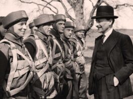 Clement Attlee visita a las tropas de la 1.ª Brigada Paracaidista Independiente Polaca en Reino Unido.