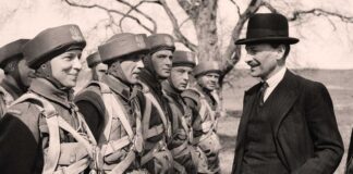 Clement Attlee y la gran modernización social de Inglaterra Clement Attlee visita a las tropas de la 1.ª Brigada Paracaidista Independiente Polaca en Reino Unido.