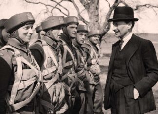 Clement Attlee y la gran modernización social de Inglaterra Clement Attlee visita a las tropas de la 1.ª Brigada Paracaidista Independiente Polaca en Reino Unido.