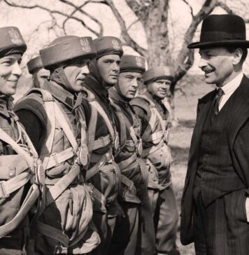 Clement Attlee visita a las tropas de la 1.ª Brigada Paracaidista Independiente Polaca en Reino Unido.