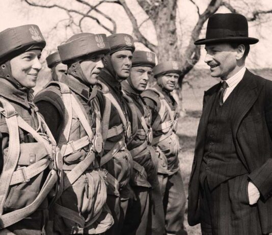 Clement Attlee visita a las tropas de la 1.ª Brigada Paracaidista Independiente Polaca en Reino Unido.