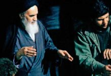 BAÑO DE MASAS, El ayatolá Jomeini es saludado por la multitud tras su llegada a Teherán, en 1979. Toda la oposición favoreció su regreso, que pronto dio lugar a una deriva absolutista.