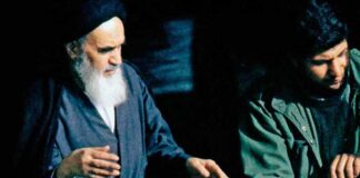 BAÑO DE MASAS, El ayatolá Jomeini es saludado por la multitud tras su llegada a Teherán, en 1979. Toda la oposición favoreció su regreso, que pronto dio lugar a una deriva absolutista.