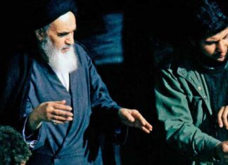 BAÑO DE MASAS, El ayatolá Jomeini es saludado por la multitud tras su llegada a Teherán, en 1979. Toda la oposición favoreció su regreso, que pronto dio lugar a una deriva absolutista.