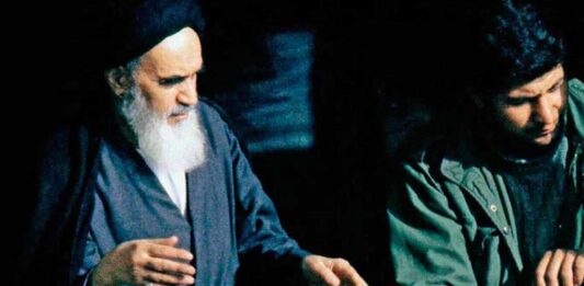 BAÑO DE MASAS, El ayatolá Jomeini es saludado por la multitud tras su llegada a Teherán, en 1979. Toda la oposición favoreció su regreso, que pronto dio lugar a una deriva absolutista.