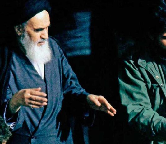 Irán: del Sah a los ayatolás BAÑO DE MASAS, El ayatolá Jomeini es saludado por la multitud tras su llegada a Teherán, en 1979. Toda la oposición favoreció su regreso, que pronto dio lugar a una deriva absolutista.