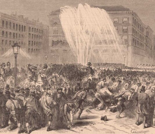 Aspecto de la Puerta del Sol durante los disturbios suscitados por los estudiantes en la tarde del 11 de abril.