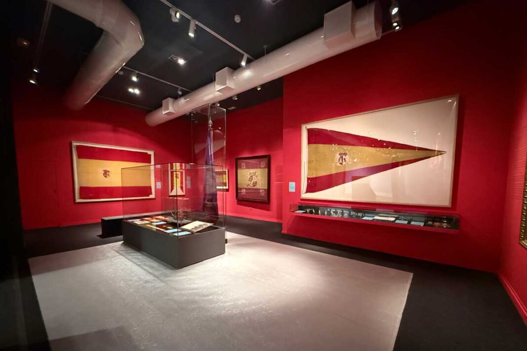 img_7916_54961234644_o "La bandera que vino de la mar. Los colores que nos identifican" se exhibe en el Museo Naval hasta el 5 de abril