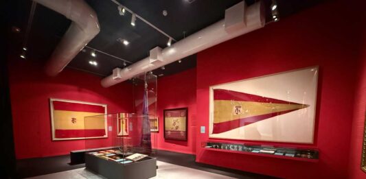 Una bandera que emergió del mar "La bandera que vino de la mar. Los colores que nos identifican" se exhibe en el Museo Naval hasta el 5 de abril