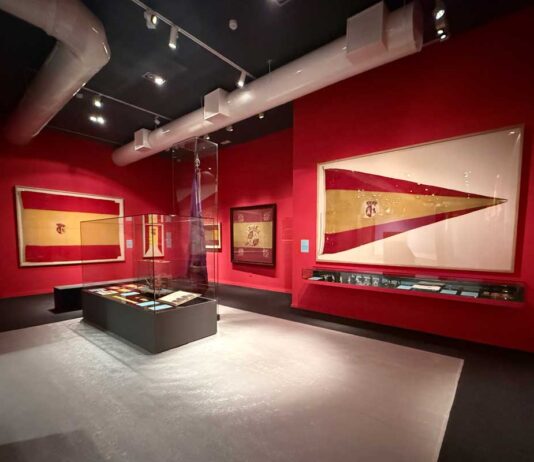 "La bandera que vino de la mar. Los colores que nos identifican" se exhibe en el Museo Naval hasta el 5 de abril