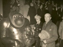 Mateo Hernández junto a su obra "Gorilas. Maternidad" en el Salón de las Tullerías en 1949. (Foto: Museo Hernández)