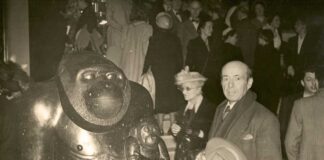 Mateo Hernández, el gran escultor animalista Mateo Hernández junto a su obra "Gorilas. Maternidad" en el Salón de las Tullerías en 1949. (Foto: Museo Hernández)