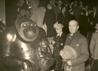 Mateo Hernández, el gran escultor animalista Mateo Hernández junto a su obra "Gorilas. Maternidad" en el Salón de las Tullerías en 1949. (Foto: Museo Hernández)