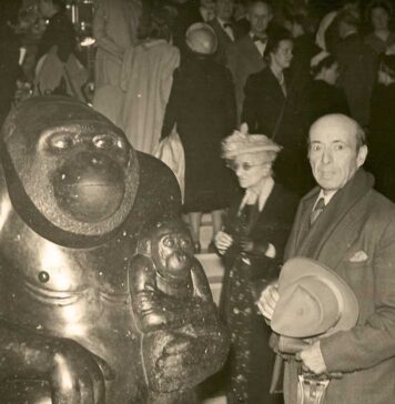 Mateo Hernández, el gran escultor animalista Mateo Hernández junto a su obra "Gorilas. Maternidad" en el Salón de las Tullerías en 1949. (Foto: Museo Hernández)