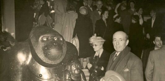 Mateo Hernández junto a su obra "Gorilas. Maternidad" en el Salón de las Tullerías en 1949. (Foto: Museo Hernández)