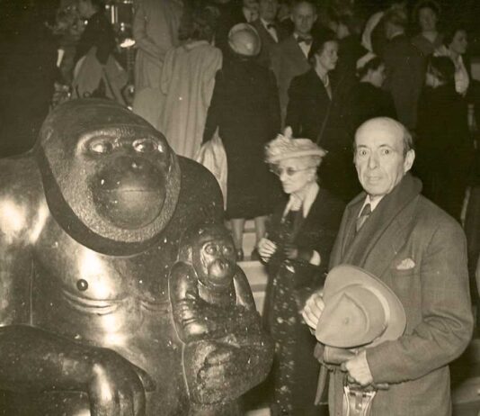 Mateo Hernández, el gran escultor animalista Mateo Hernández junto a su obra "Gorilas. Maternidad" en el Salón de las Tullerías en 1949. (Foto: Museo Hernández)