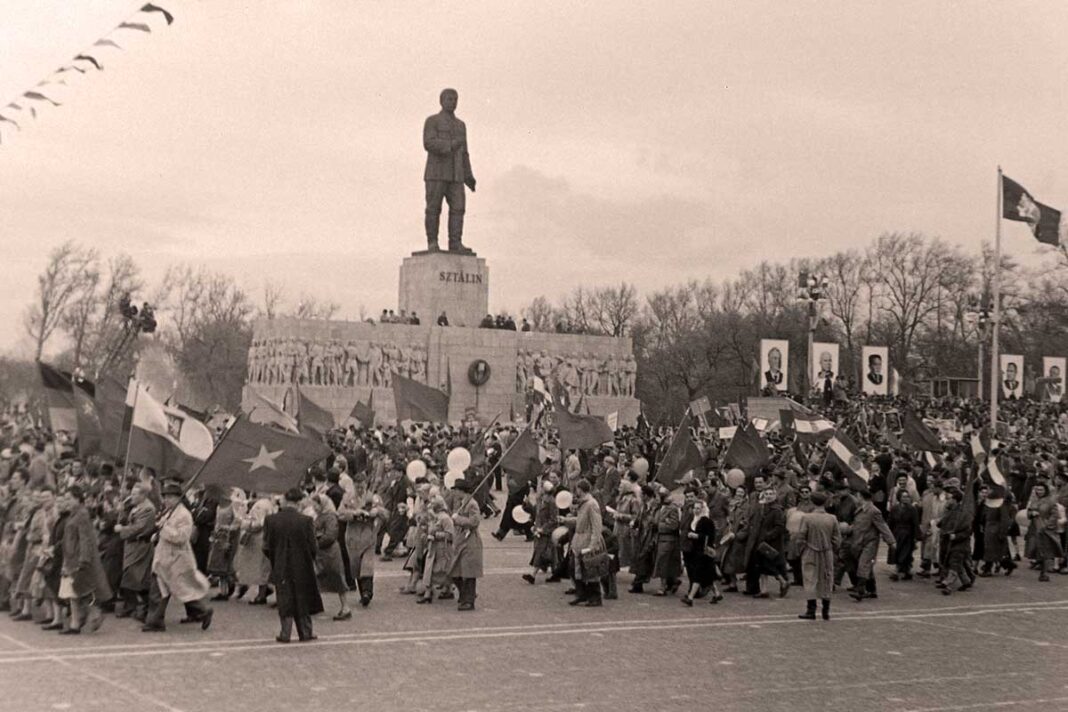 Este monumento a Stalin se erigió en Budapest a finales de 1951 como regalo de los húngaros al dictador. Fue destruido en la Revolución de 1956.
