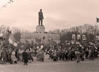 De Hitler a Mengistu: el arte de la tiranía Este monumento a Stalin se erigió en Budapest a finales de 1951 como regalo de los húngaros al dictador. Fue destruido en la Revolución de 1956.