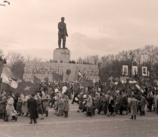Este monumento a Stalin se erigió en Budapest a finales de 1951 como regalo de los húngaros al dictador. Fue destruido en la Revolución de 1956.