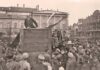 Movimiento obrero. LENIN durante un mitin a favor de la guerra contra Polonia, en 1920. Abajo, a la derecha, León Trotski, que sería eliminado más tarde por orden de Stalin.