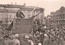 Movimiento obrero. LENIN durante un mitin a favor de la guerra contra Polonia, en 1920. Abajo, a la derecha, León Trotski, que sería eliminado más tarde por orden de Stalin.