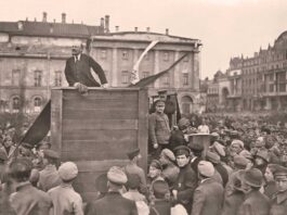 Movimiento obrero. LENIN durante un mitin a favor de la guerra contra Polonia, en 1920. Abajo, a la derecha, León Trotski, que sería eliminado más tarde por orden de Stalin.