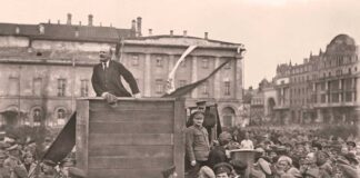 Movimiento obrero. LENIN durante un mitin a favor de la guerra contra Polonia, en 1920. Abajo, a la derecha, León Trotski, que sería eliminado más tarde por orden de Stalin.