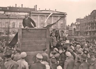 Movimiento obrero. LENIN durante un mitin a favor de la guerra contra Polonia, en 1920. Abajo, a la derecha, León Trotski, que sería eliminado más tarde por orden de Stalin.