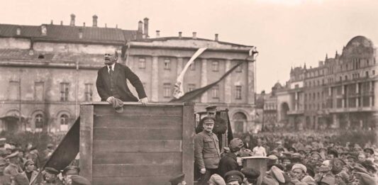 Movimiento obrero. LENIN durante un mitin a favor de la guerra contra Polonia, en 1920. Abajo, a la derecha, León Trotski, que sería eliminado más tarde por orden de Stalin.