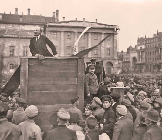Movimiento obrero. LENIN durante un mitin a favor de la guerra contra Polonia, en 1920. Abajo, a la derecha, León Trotski, que sería eliminado más tarde por orden de Stalin.