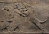 Asurbanipal matando al león, símbolo de la fuerza y el valor del rey.
