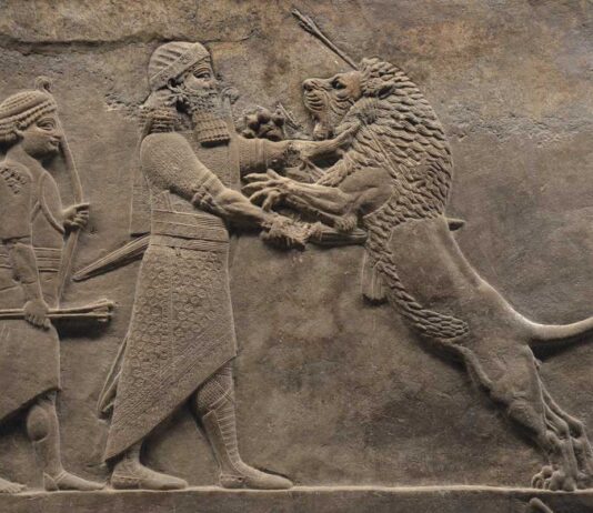 Asurbanipal matando al león, símbolo de la fuerza y el valor del rey.