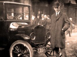 Henry Ford con un Ford Modelo T, Hotel Iroquois, Buffalo, NY, 1921.