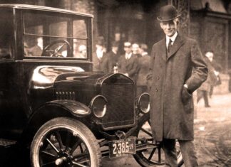 La gran genialidad del “loco Henry” Ford Henry Ford con un Ford Modelo T, Hotel Iroquois, Buffalo, NY, 1921.