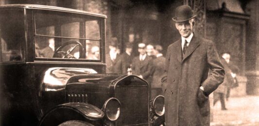 La gran genialidad del “loco Henry” Ford Henry Ford con un Ford Modelo T, Hotel Iroquois, Buffalo, NY, 1921.