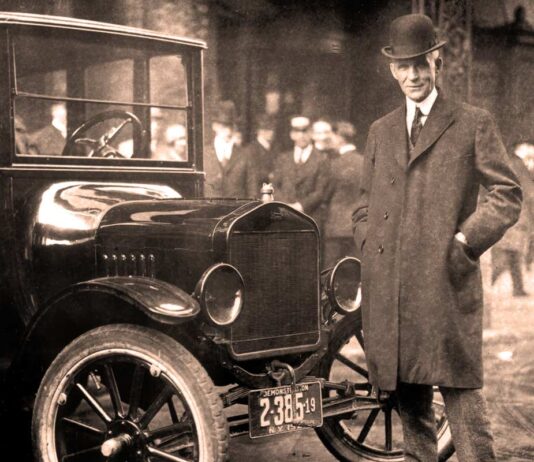 Henry Ford con un Ford Modelo T, Hotel Iroquois, Buffalo, NY, 1921.
