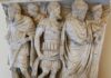 La muerte en Roma iba más allá de lo religioso. Relieve de un sarcófago de mediados del siglo II que representa las etapas de la vida del DIFUNTO: iniciación religiosa, servicio militar y boda.