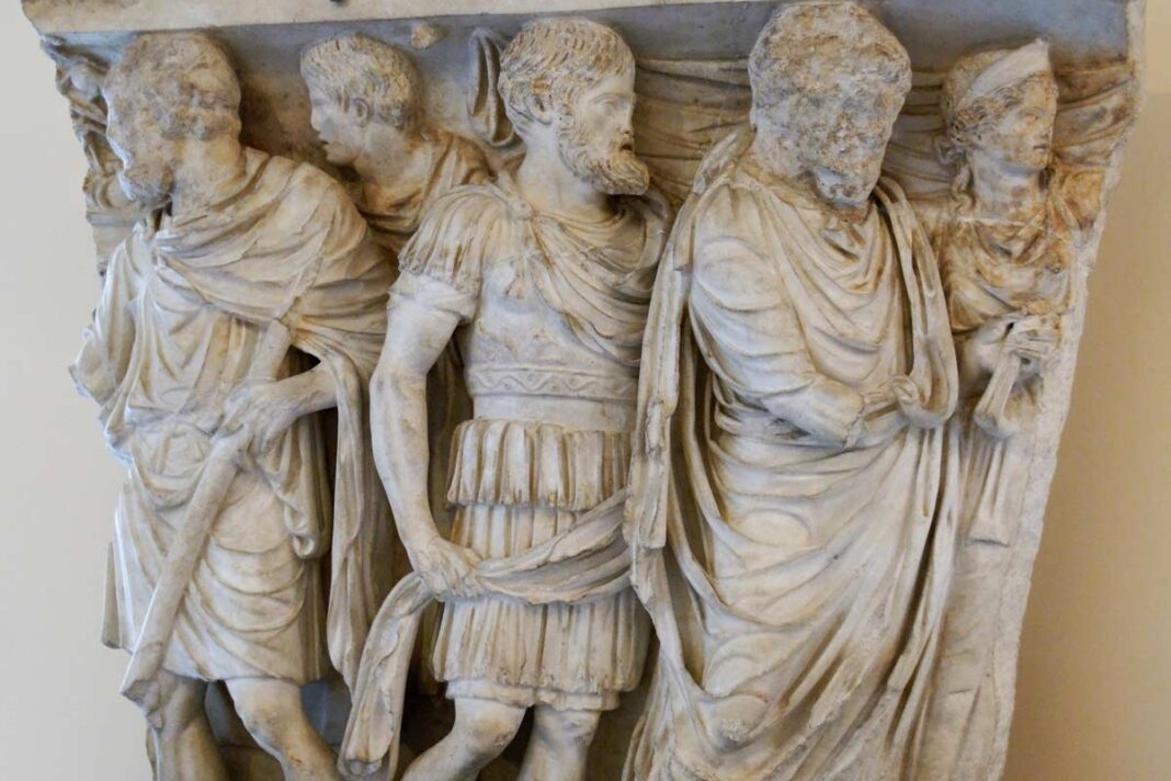 La muerte en Roma iba más allá de lo religioso. Relieve de un sarcófago de mediados del siglo II que representa las etapas de la vida del DIFUNTO: iniciación religiosa, servicio militar y boda.
