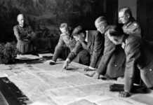 Hitler señala un punto en un mapa ante los generales Franz Halder y alfred Jodl y los mariscales de campo Walther von Brauchitsch y Wilhelm Keitel.