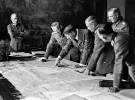 Hitler señala un punto en un mapa ante los generales Franz Halder y alfred Jodl y los mariscales de campo Walther von Brauchitsch y Wilhelm Keitel.