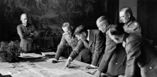 Hitler señala un punto en un mapa ante los generales Franz Halder y alfred Jodl y los mariscales de campo Walther von Brauchitsch y Wilhelm Keitel.