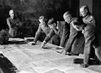 Hitler señala un punto en un mapa ante los generales Franz Halder y alfred Jodl y los mariscales de campo Walther von Brauchitsch y Wilhelm Keitel.