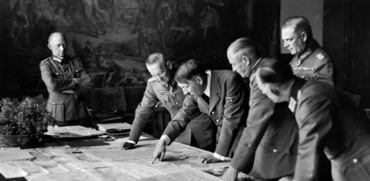 Hitler señala un punto en un mapa ante los generales Franz Halder y alfred Jodl y los mariscales de campo Walther von Brauchitsch y Wilhelm Keitel.