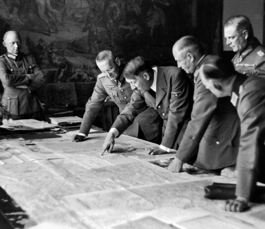 Hitler señala un punto en un mapa ante los generales Franz Halder y alfred Jodl y los mariscales de campo Walther von Brauchitsch y Wilhelm Keitel.