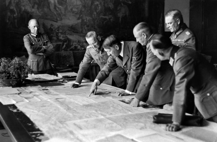 Hitler señala un punto en un mapa ante los generales Franz Halder y alfred Jodl y los mariscales de campo Walther von Brauchitsch y Wilhelm Keitel. Hitler señala un punto en un mapa ante los generales Franz Halder y alfred Jodl y los mariscales de campo Walther von Brauchitsch y Wilhelm Keitel.