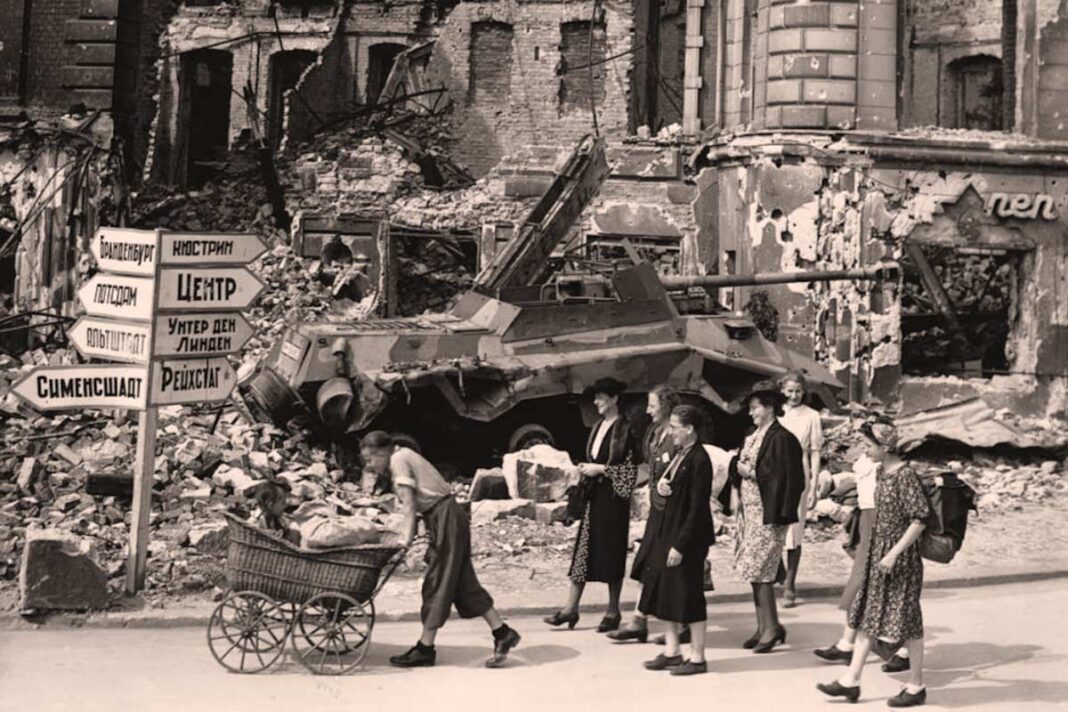 posguerra-1 Un grupo de mujeres pasea por las ruinas de BERLÍN tras la II Guerra Mundial (Hulton-Deutsch Collection).