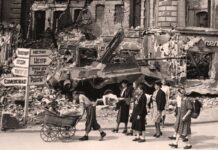Un grupo de mujeres pasea por las ruinas de BERLÍN tras la II Guerra Mundial (Hulton-Deutsch Collection).
