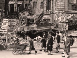 Todas las dimensiones de una guerra global Un grupo de mujeres pasea por las ruinas de BERLÍN tras la II Guerra Mundial (Hulton-Deutsch Collection).