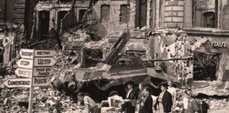 Un grupo de mujeres pasea por las ruinas de BERLÍN tras la II Guerra Mundial (Hulton-Deutsch Collection).